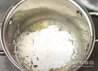 Фото приготовления рецепта: Белый соус Бешамель на молоке с мукой - шаг 2