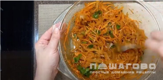 Фото приготовления рецепта: Салат из свиных шкурок - шаг 2