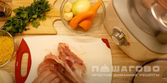Фото приготовления рецепта: Куриный бульон с фрикадельками - шаг 2