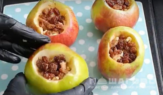 Фото приготовления рецепта: Запеченные яблоки с орехами, изюмом, медом и корицей - шаг 3
