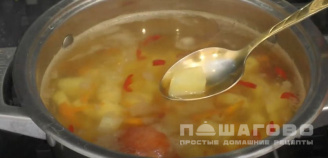Фото приготовления рецепта: Суп щавелевый без мяса - шаг 4