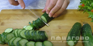 Фото приготовления рецепта: Салат из огурцов и лука на зиму - шаг 2
