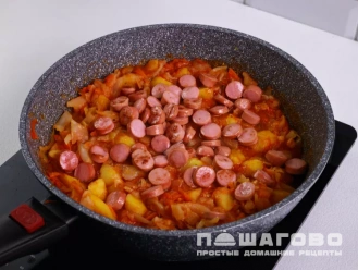 Фото приготовления рецепта: Рагу с сосисками и капустой - шаг 10