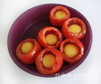 Фото приготовления рецепта: Эффектная яичница в помидорах - шаг 2