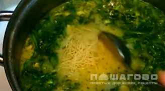 Фото приготовления рецепта: Сырный суп с копченостями - шаг 4