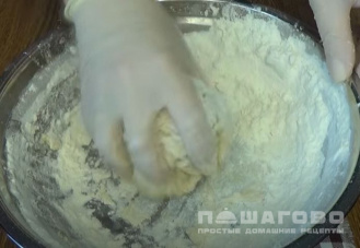 Фото приготовления рецепта: Быстрое бездрожжевое тесто для пиццы - шаг 4