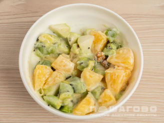 Фото приготовления рецепта: Фруктовый салат с мандарином грушей и грецким орехом - шаг 2