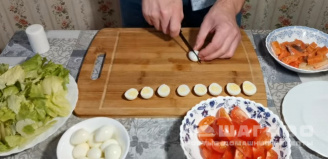 Фото приготовления рецепта: Салат с перепелиными яйцами, семгой и томатами черри - шаг 3