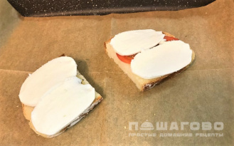 Фото приготовления рецепта: Бутерброды с сыром моцарелла - шаг 3