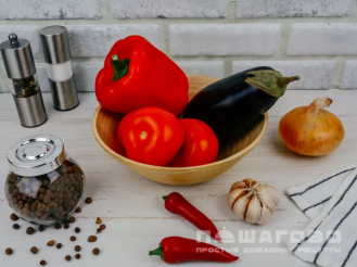 Фото приготовления рецепта: Баклажаны в аджике на зиму - шаг 1