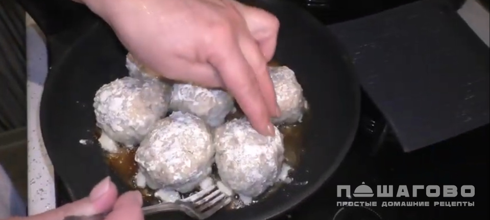 Фото приготовления рецепта: Котлеты ежики рыбные с рисом и подливкой - шаг 3