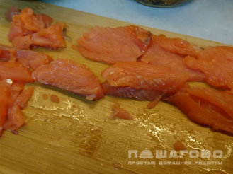 Фото приготовления рецепта: Запеченные роллы по-домашнему с лососем и крабовыми палочками - шаг 2