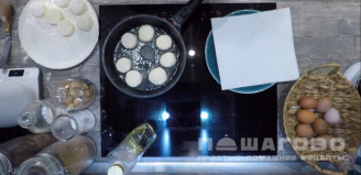 Фото приготовления рецепта: Ванильные сырники из творожной массы - шаг 9