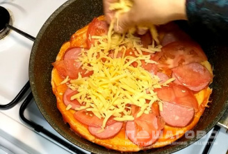 Фото приготовления рецепта: Пицца на сковороде на сметане - шаг 4