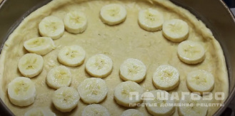 Фото приготовления рецепта: Заливной пирог с бананами - шаг 8