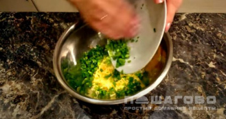 Фото приготовления рецепта: Драники с сыром и чесноком - шаг 3
