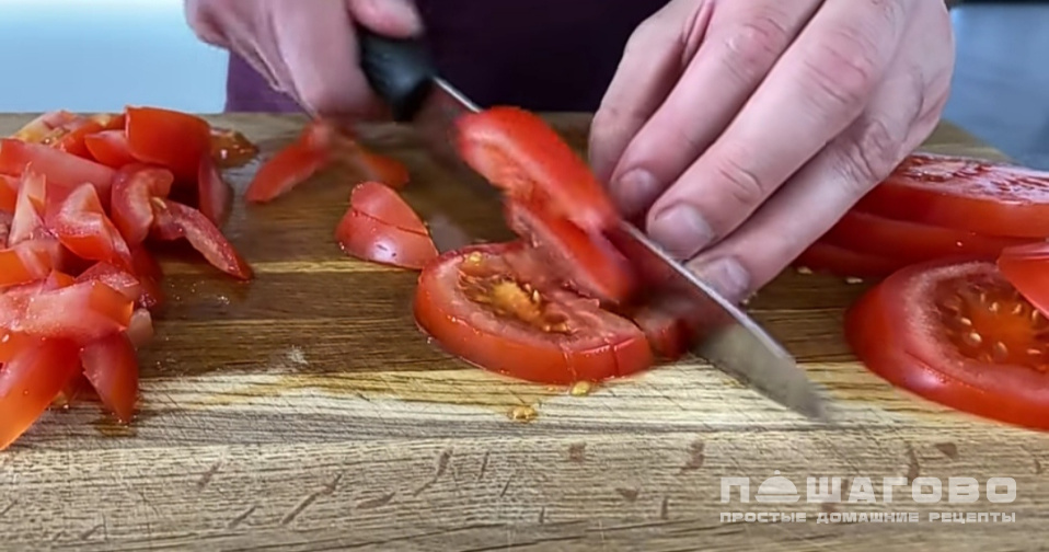 Фото приготовления рецепта: Салат из фасоли с сухариками - шаг 3