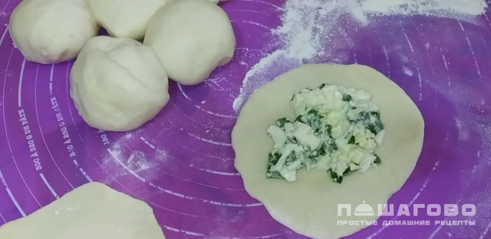 Фото приготовления рецепта: Бабушкины пирожки с сыром и яйцом - шаг 13
