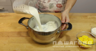 Фото приготовления рецепта: Пирог с заварным кремом и клубникой - шаг 5