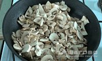 Фото приготовления рецепта: Салат из кальмаров с грибами - шаг 2
