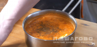 Фото приготовления рецепта: Томатный суп с рисом и зеленью - шаг 17
