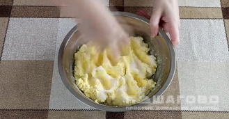 Фото приготовления рецепта: Постные сырники с яблоками и творогом - шаг 2