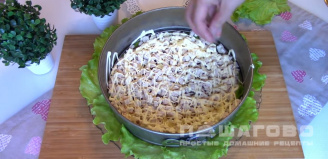 Фото приготовления рецепта: Салат с курицей, сыром и ананасами - шаг 5