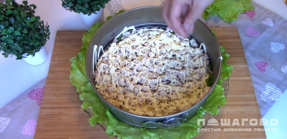 Фото приготовления рецепта: Новогодний салат с курицей, сыром и ананасами - шаг 5