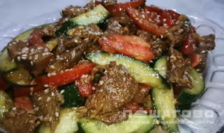 Фото приготовления рецепта: Салат с мясом и огурцами - шаг 8