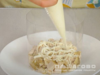 Фото приготовления рецепта: Легкий слоеный салат с курицей и помидорами - шаг 1