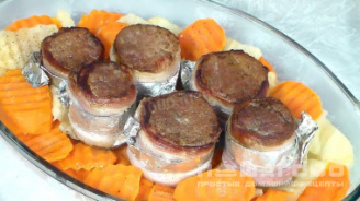 Фото приготовления рецепта: Свиные медальоны в беконе с овощами - шаг 11