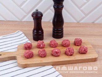 Фото приготовления рецепта: Щи из молодой капусты с фрикадельками - шаг 4