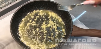 Фото приготовления рецепта: Феттучини с креветками под сливочным соусом - шаг 4