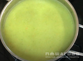 Фото приготовления рецепта: Вегетарианский суп-пюре из брокколи - шаг 5