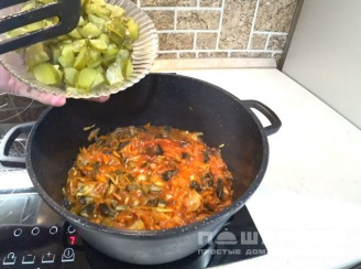 Фото приготовления рецепта: Домашняя солянка с мясным ассорти русская - шаг 6