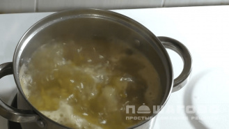 Фото приготовления рецепта: Суп из свинины с картошкой и вермишелью - шаг 3