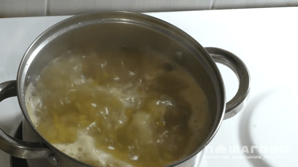 Фото приготовления рецепта: Суп из свинины с картошкой и вермишелью - шаг 3