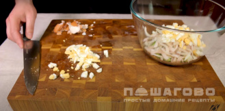 Фото приготовления рецепта: Салат с кальмарами и яйцом и огурцом - шаг 6
