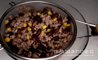 Фото приготовления рецепта: Острый буритос с мясом и фасолью - шаг 5