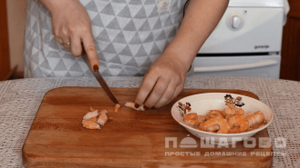 Фото приготовления рецепта: Салат с креветками и манго - шаг 2