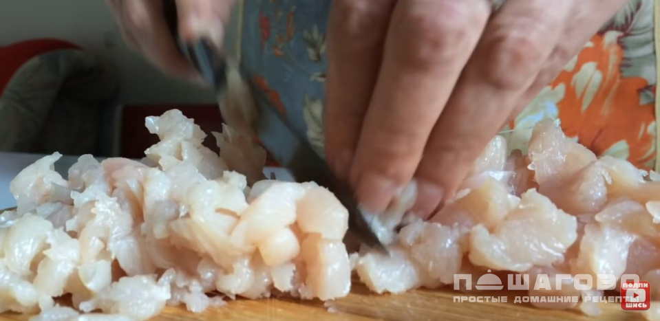 Фото приготовления рецепта: Куриные оладьи с чесноком и майонезом - шаг 1