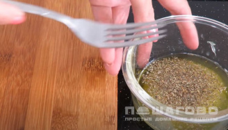 Фото приготовления рецепта: Зеленый салат с гренками - шаг 7