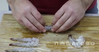 Фото приготовления рецепта: Жареные тигровые креветки в панировке с соусом - шаг 4