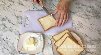 Фото приготовления рецепта: Сэндвич с ветчиной и сыром в дорогу на сковороде гриль - шаг 1
