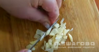 Фото приготовления рецепта: Огуречное лечо с помидорами и болгарским перцем - шаг 5
