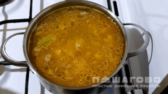 Фото приготовления рецепта: Куриный суп с вермишелью и картошкой - шаг 4