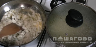 Фото приготовления рецепта: Грибной суп из шампиньонов с плавленным сыром - шаг 4