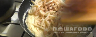 Фото приготовления рецепта: Нежный кальмар в сметанном соусе - шаг 7