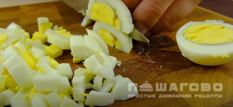 Фото приготовления рецепта: Крабовый салат с апельсинами и кукурузой - шаг 2