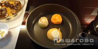 Фото приготовления рецепта: Суп кимчи с яйцом, тофу и древесными грибами моэр - шаг 3